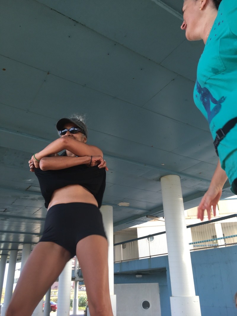 2017/06(June)/Port-Aransas/800x600_2017-07-02-Port-Aransas-01-Kavita-Suzi-dancing-on-table.JPG