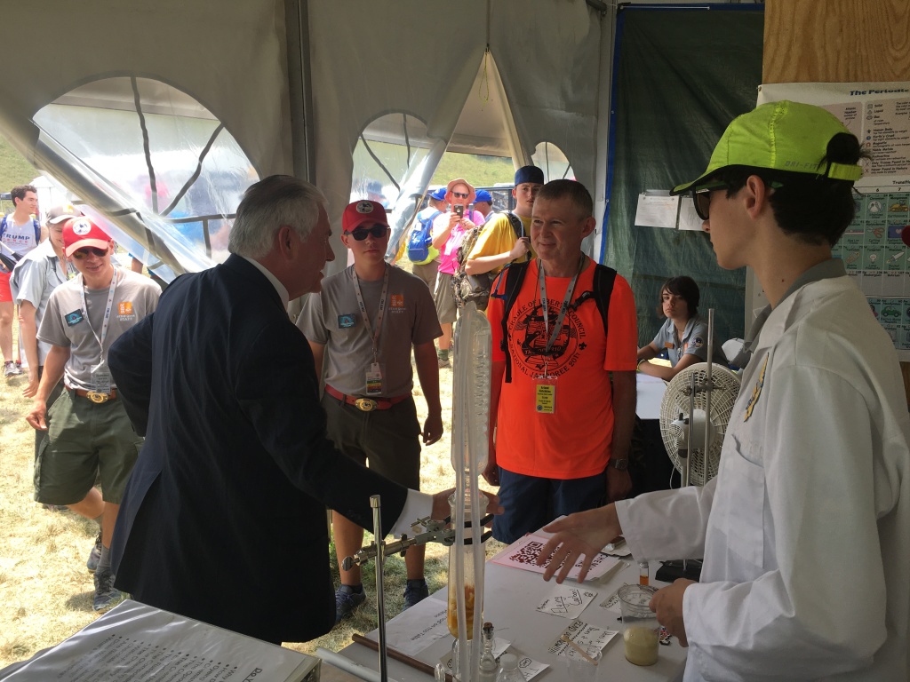 2017-07-21-National-Jamboree-20-Dax-teaching-Secretary-of-State-Rex-Tillerson.JPG