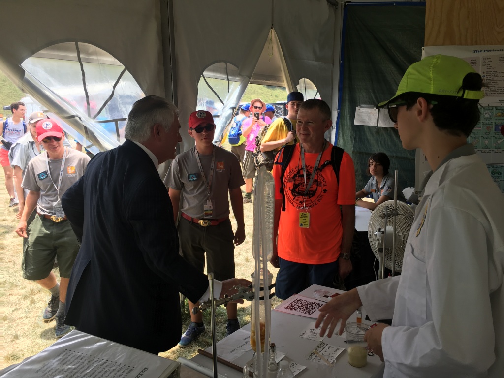 2017/07(July)/National-Jamboree/1024x768_2017-07-21-National-Jamboree-21-Dax-teaching-Secretary-of-State-Rex-Tillerson.JPG