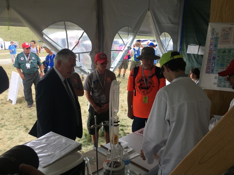 2017-07-21-National-Jamboree-12-Dax-teaching-Secretary-of-State-Rex-Tillerson.JPG