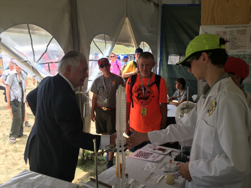2017-07-21-National-Jamboree-19-Dax-teaching-Secretary-of-State-Rex-Tillerson.JPG
