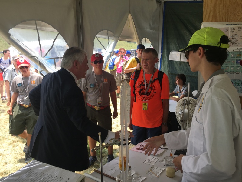 2017/07(July)/National-Jamboree/800x600_2017-07-21-National-Jamboree-20-Dax-teaching-Secretary-of-State-Rex-Tillerson.JPG