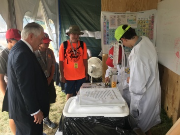 2017-07-21-National-Jamboree-09-Dax-teaching-Secretary-of-State-Rex-Tillerson.JPG