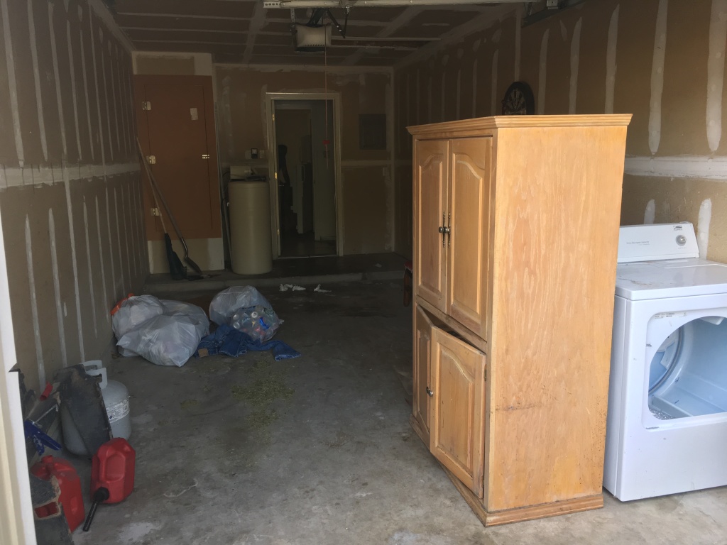 2017/08(August)/Duplex-renter-mess/1024x768_2017-08-01-Disraeli-Renter-Mess-02.JPG
