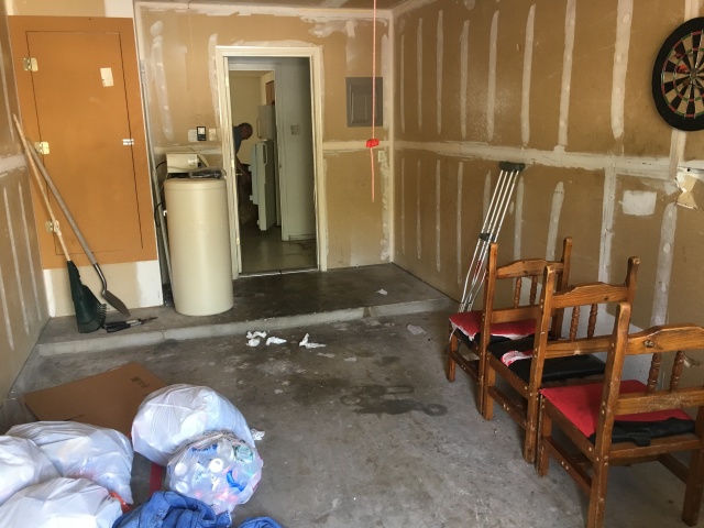 2017/08(August)/Duplex-renter-mess/640x480_2017-08-01-Disraeli-Renter-Mess-03.JPG