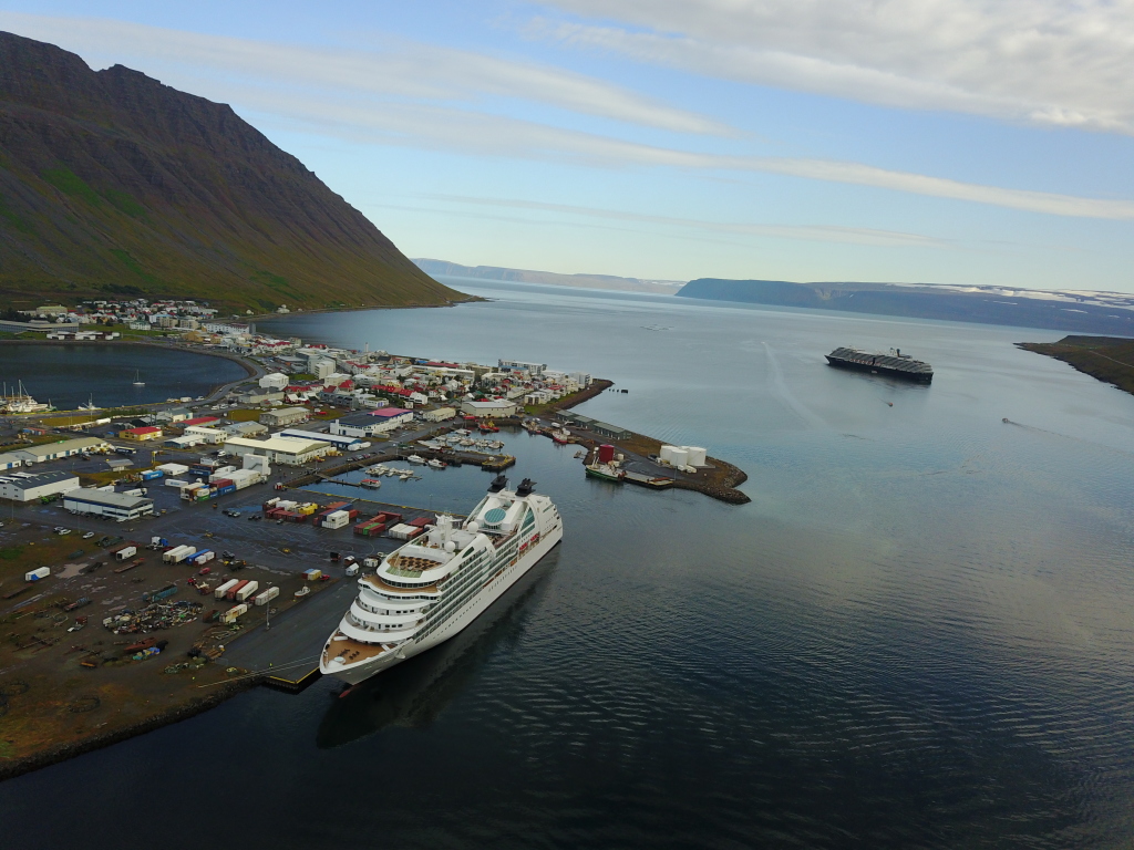2017-08-29-Iceland-029-Isafjorour-drone-cruise-ship.JPG