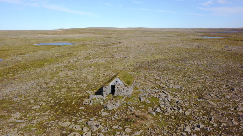 2017-08-29-Iceland-083-quick-stop-near-Strandabyggo-grass-hut-drone.JPG
