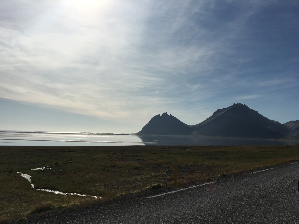 2017/08(August)/Iceland/1024x768_2017-09-01-Iceland-020-bat-shaped-mountain.JPG