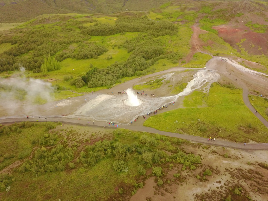2017-09-04-Iceland-065-Geysir-little-blow-drone-GOOD.JPG