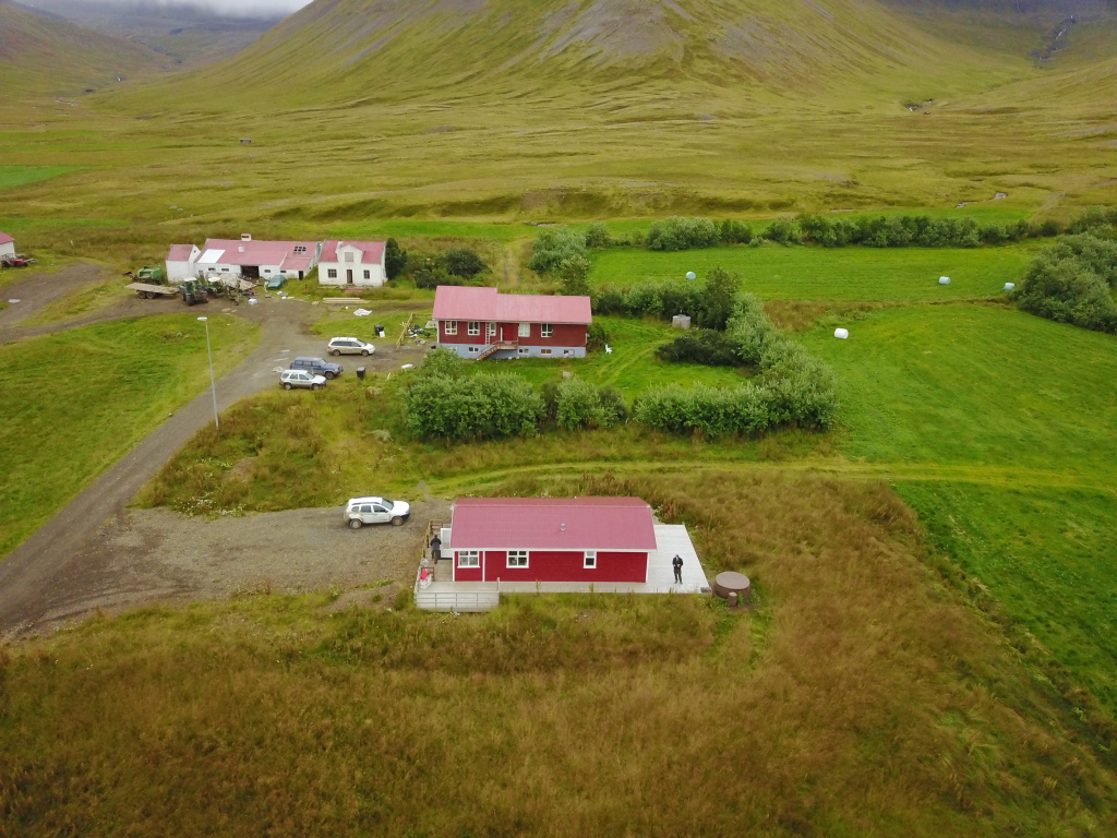 2017-08-28-Iceland-119-Holl-Farm-AirBNB-drone.JPG