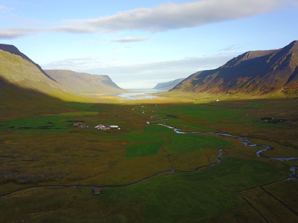 2017/08(August)/Iceland/4Star/1024x768_2017-08-29-Iceland-0001-Holl-Farm-AirBNB-drone_2.JPG