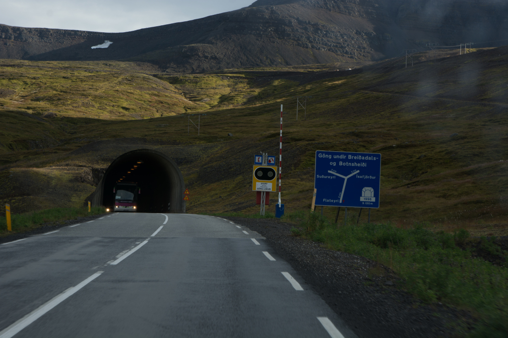 2017-08-29-Iceland-025-entering-one-lane-tunnel.jpg