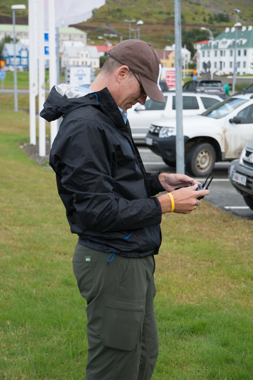 2017-08-29-Iceland-037-Isafjorour-Travis-flying-drone.jpg
