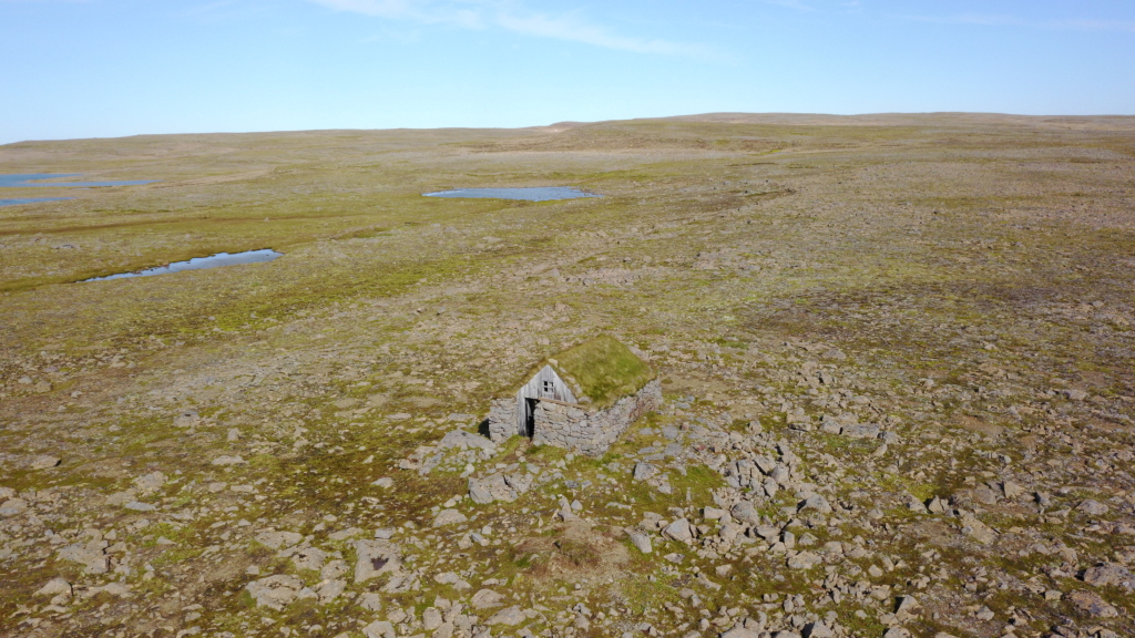 2017-08-29-Iceland-082-quick-stop-near-Strandabyggo-grass-hut-drone.JPG
