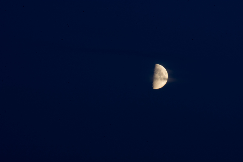 2017-08-29-Iceland-145-Hvammstangi-moon-before-aurora.jpg