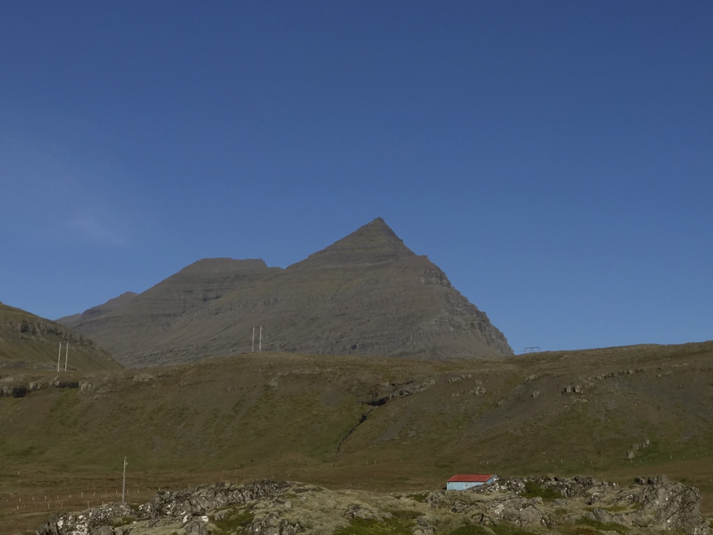 2017/08(August)/Iceland/4Star/1024x768_2017-09-01-Iceland-017-Bulandstindur.JPG