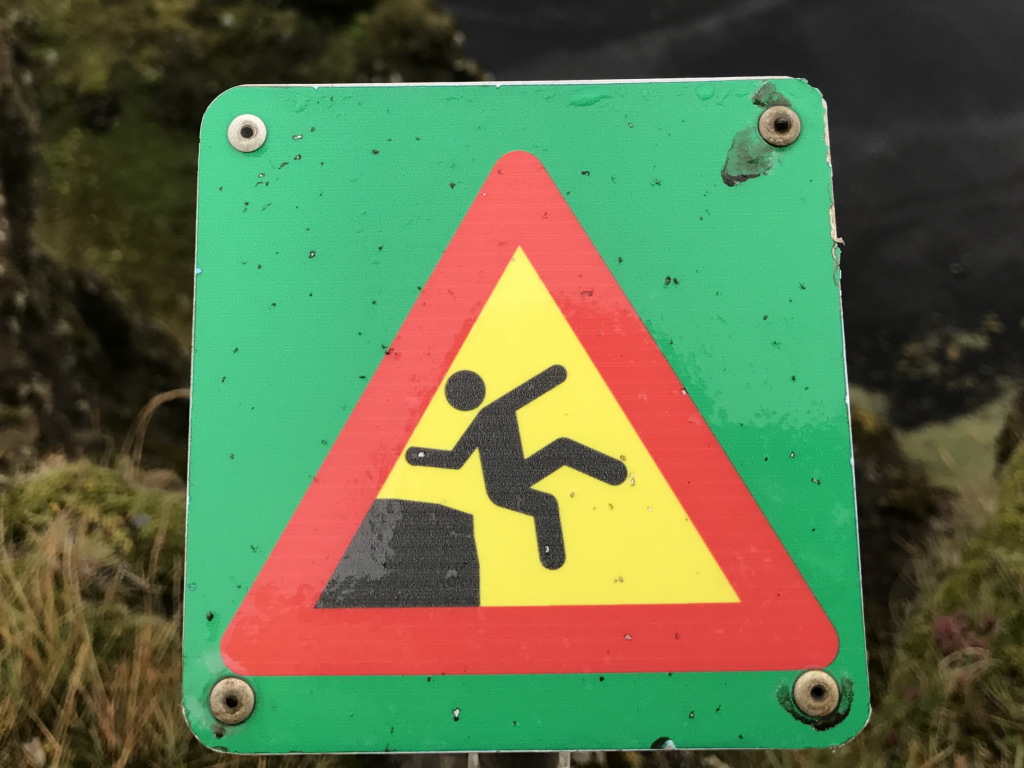 2017/08(August)/Iceland/4Star/1024x768_2017-09-02-Iceland-18-Dyrholaey-falling-sign.JPG