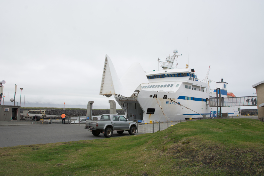 2017-09-02-Iceland-59-Landeyjarhafnarvegur-boat-ferry.jpg