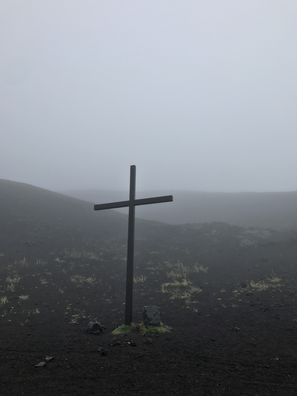 2017-09-02-Iceland-68-Vestmannaeyjar-small-volcanic-island-cross.JPG