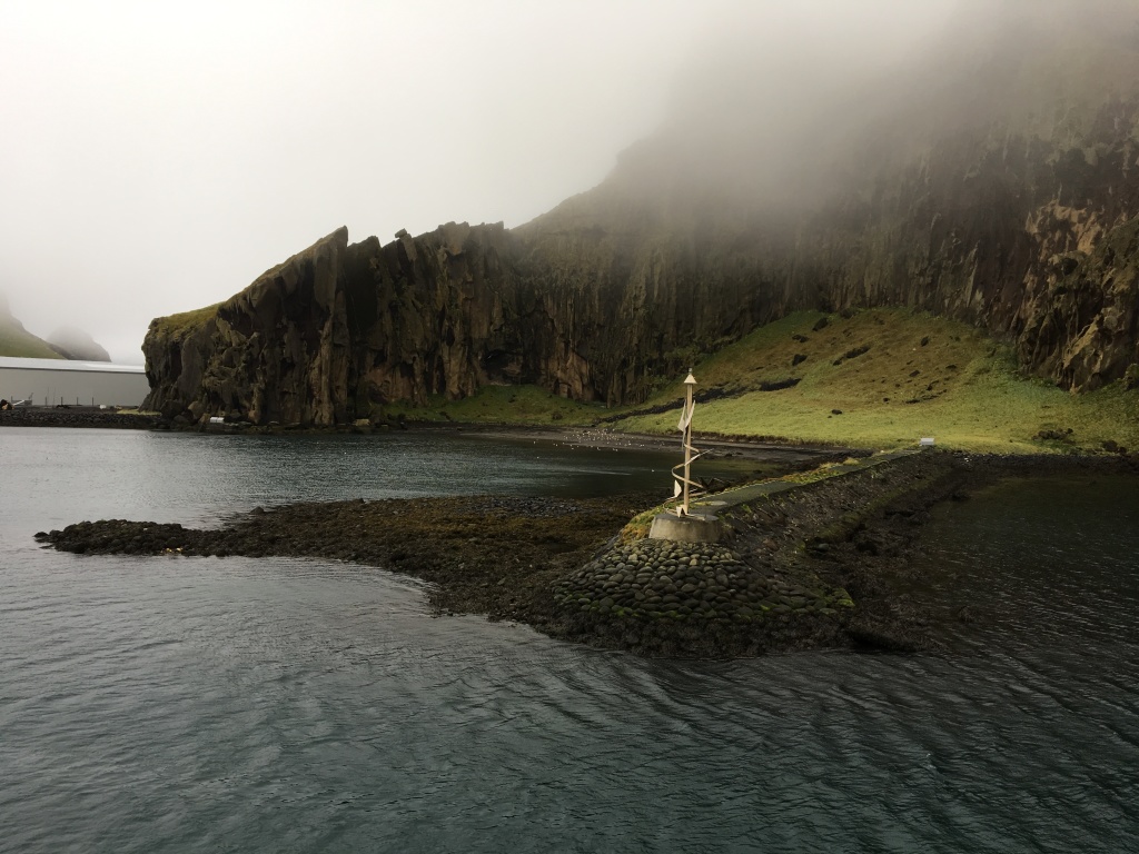 2017-09-03-Iceland-007-Vestmannaeyjar-small-volcanic-island-leaving-the-bay.JPG