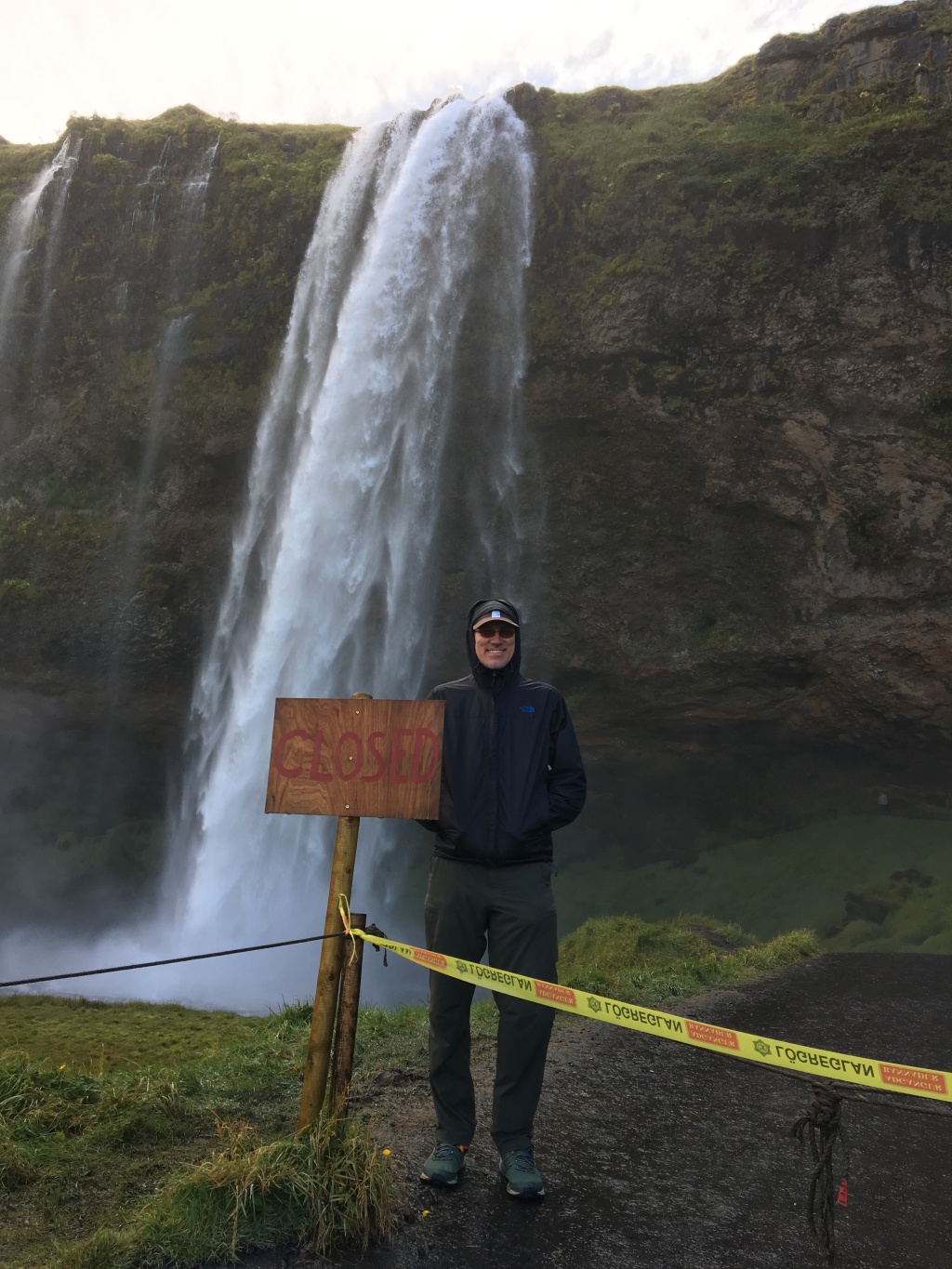 2017/08(August)/Iceland/4Star/1024x768_2017-09-03-Iceland-022-Seljalandsfoss-Travis-closed-trail.JPG