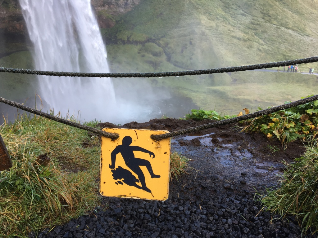 2017/08(August)/Iceland/4Star/1024x768_2017-09-03-Iceland-032-Seljalandsfoss-bloody-guy-sign.JPG