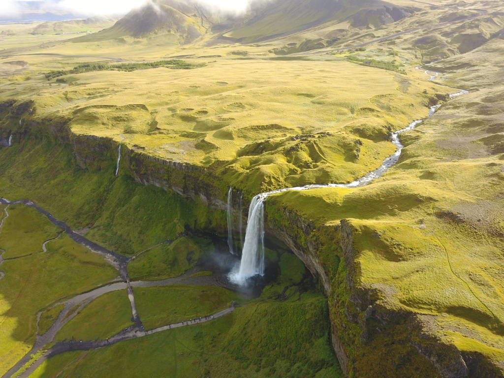 2017/08(August)/Iceland/4Star/1024x768_2017-09-03-Iceland-035-Seljalandsfoss-drone.JPG