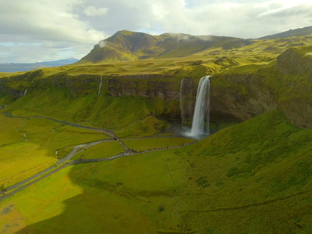 2017/08(August)/Iceland/4Star/1024x768_2017-09-03-Iceland-040-Seljalandsfoss-drone.JPG