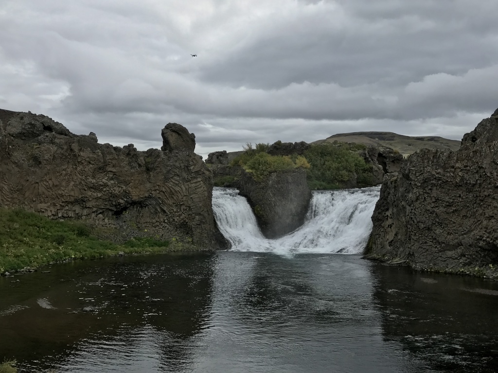 2017/08(August)/Iceland/4Star/1024x768_2017-09-03-Iceland-062-Hjalparfoss-with-drone-above.JPG