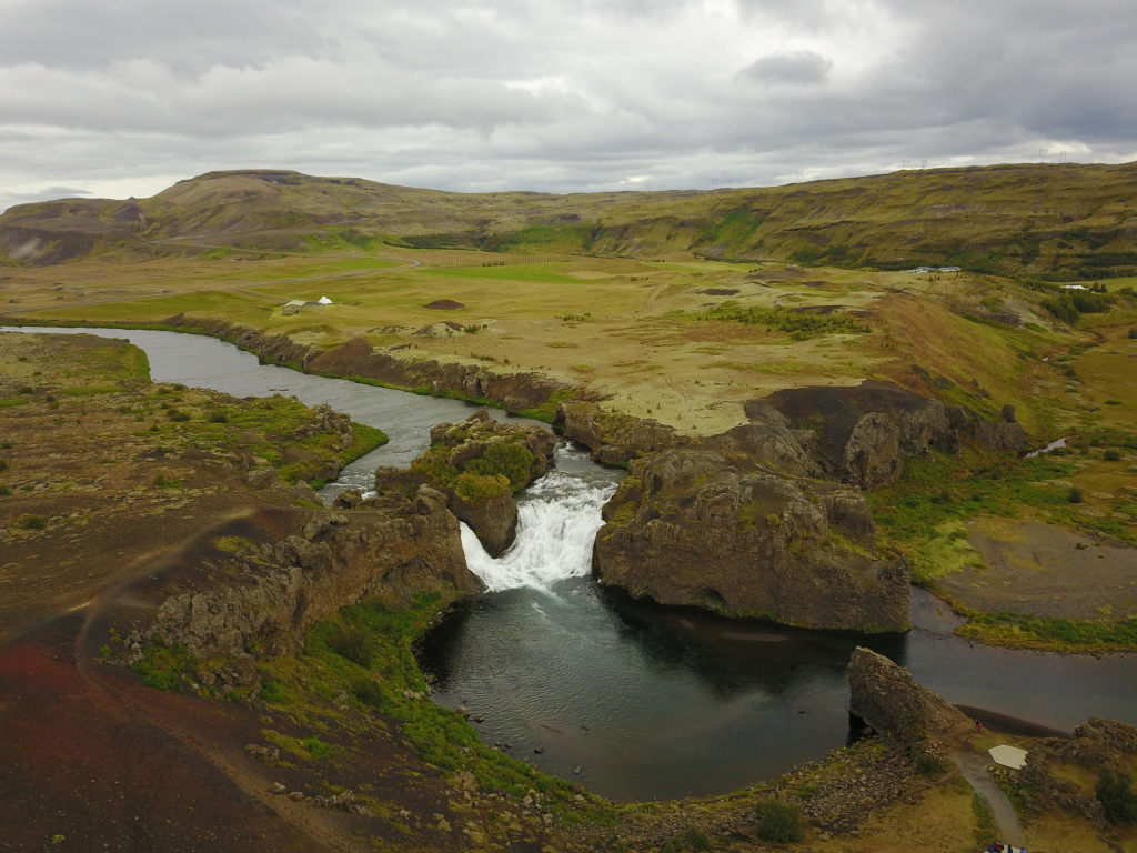 2017/08(August)/Iceland/4Star/1024x768_2017-09-03-Iceland-064-Hjalparfoss-drone.JPG