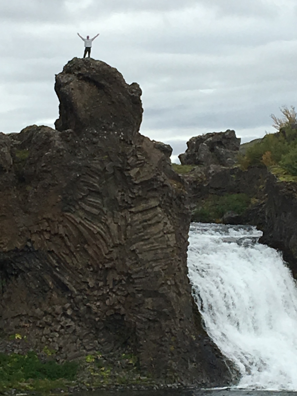 2017/08(August)/Iceland/4Star/1024x768_2017-09-03-Iceland-074-Hjalparfoss-Travis-on-top.JPG