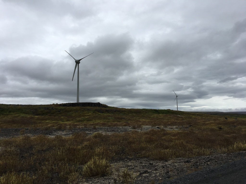 2017/08(August)/Iceland/4Star/1024x768_2017-09-03-Iceland-082-Hjalparfoss-windmill.JPG