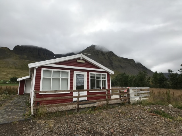 2017-08-28-Iceland-111-Holl-Farm-AirBNB.JPG