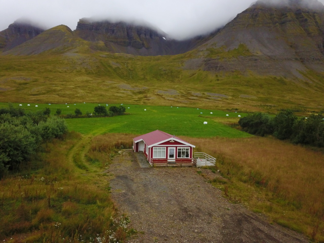 2017-08-28-Iceland-120-Holl-Farm-AirBNB-drone.JPG