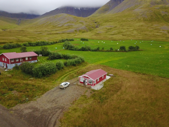 2017-08-28-Iceland-121-Holl-Farm-AirBNB-drone.JPG