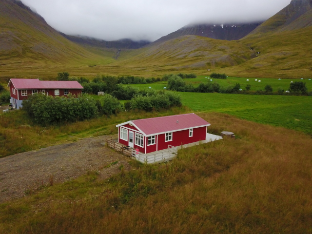 2017-08-28-Iceland-127-Holl-Farm-AirBNB-drone.JPG