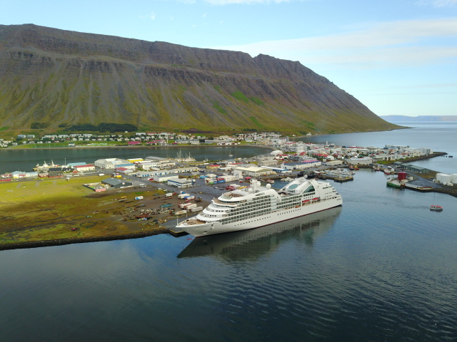 2017-08-29-Iceland-031-Isafjorour-drone-cruise-ship.JPG