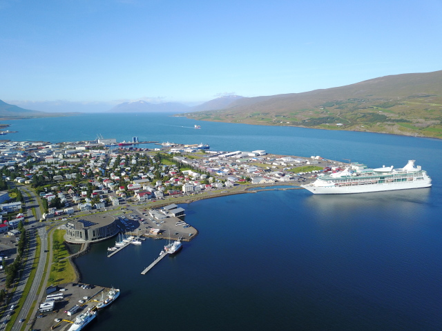 2017-08-30-Iceland-075-Akureyri-Drone.JPG