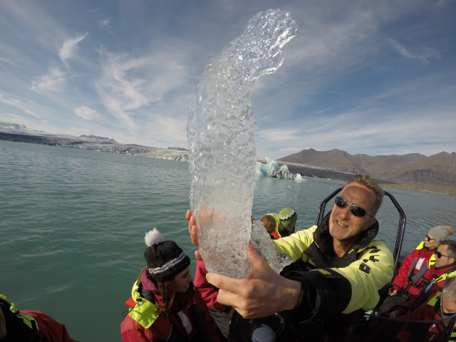 2017-09-01-Iceland-121-Jokulsarlon-Glacier-Lagoon-tour-guide-with-ice.JPG