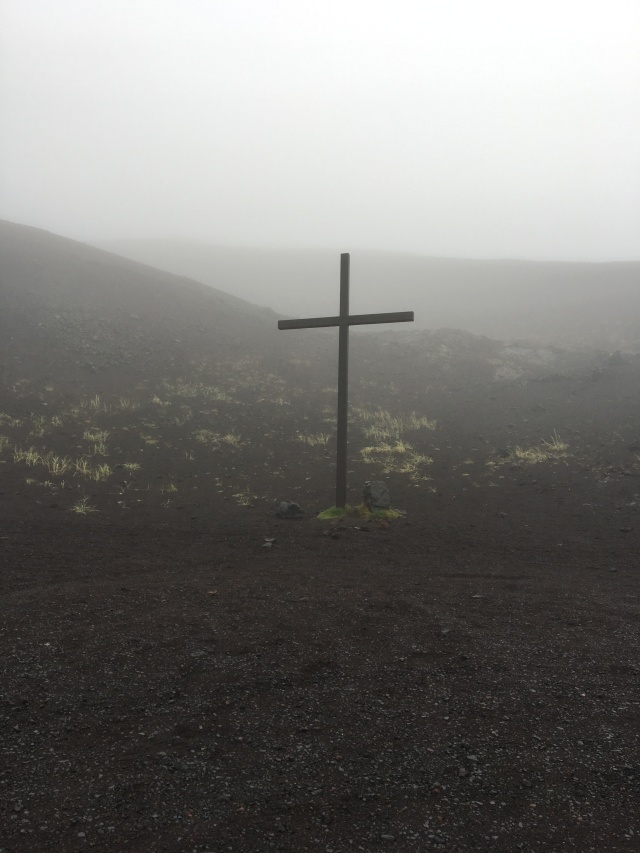 2017-09-02-Iceland-66-Vestmannaeyjar-small-volcanic-island-cross.JPG