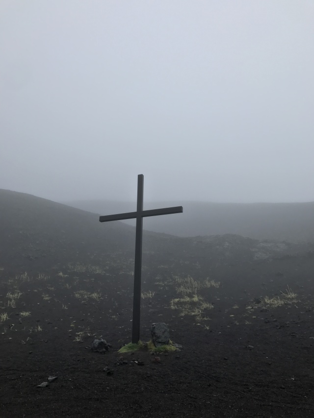 2017-09-02-Iceland-68-Vestmannaeyjar-small-volcanic-island-cross.JPG