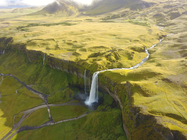2017/08(August)/Iceland/4Star/640x480_2017-09-03-Iceland-035-Seljalandsfoss-drone.JPG
