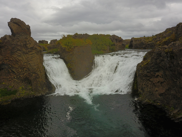2017/08(August)/Iceland/4Star/640x480_2017-09-03-Iceland-067-Hjalparfoss-drone.JPG