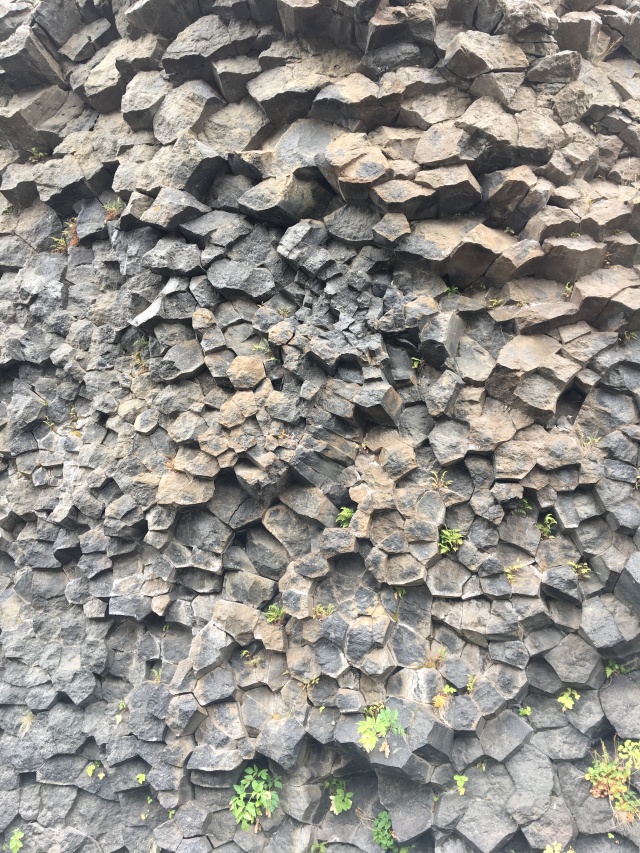 2017-09-03-Iceland-072-Hjalparfoss-strange-rocks.JPG