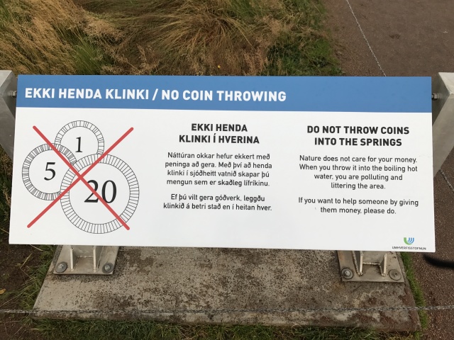 2017-09-04-Iceland-040-Geysir-no-coins-sign-funny.JPG