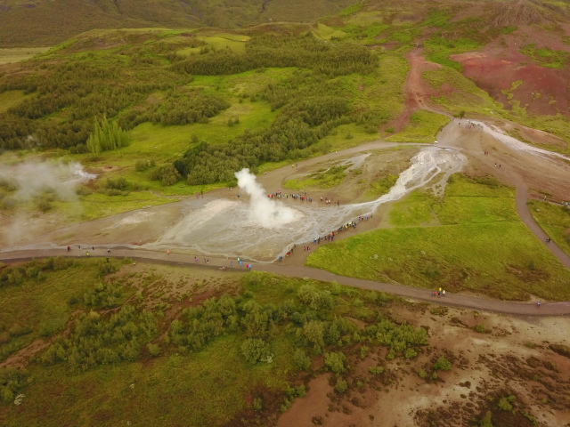 2017-09-04-Iceland-067-Geysir-little-blow-drone.JPG