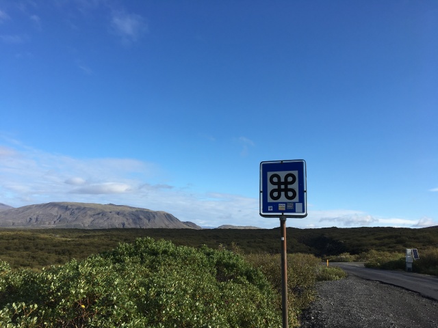 2017-09-05-Iceland-03-Information-drone-sign.JPG