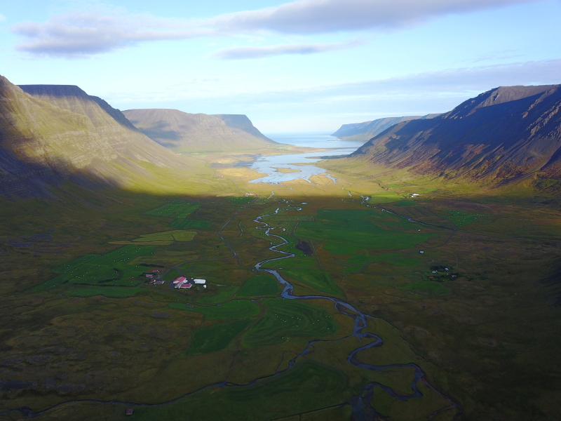 2017-08-29-Iceland-004-Holl-Farm-AirBNB-drone.JPG