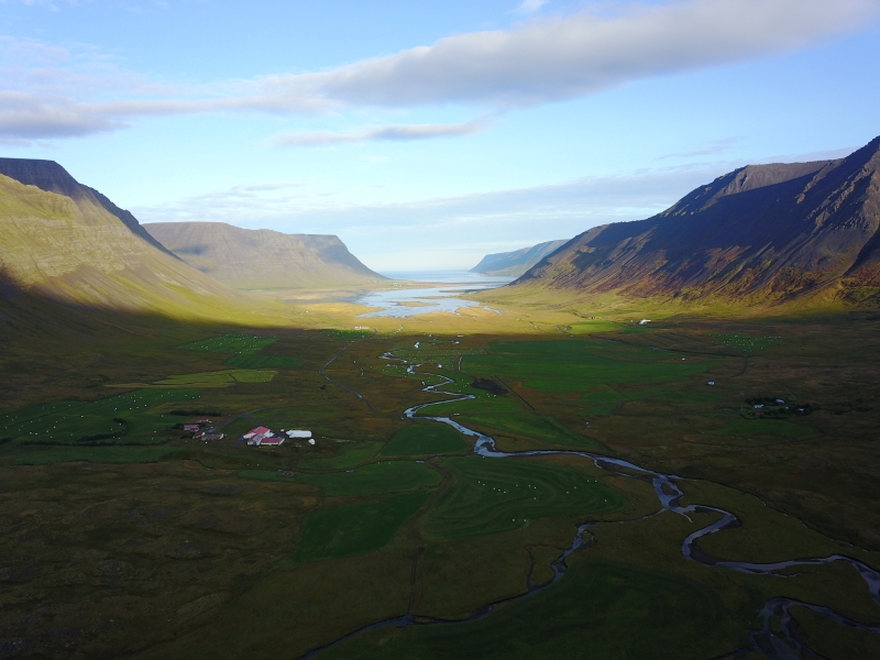2017-08-29-Iceland-005-Holl-Farm-AirBNB-drone.JPG