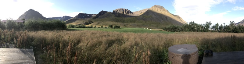2017-08-29-Iceland-018-Holl-Farm-AirBNB-panorama.JPG